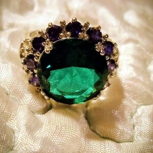 Elegant Silver and Green Gemstone Ring